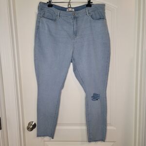 Signature by Levi Strauss Light Blue Cropped Jeans